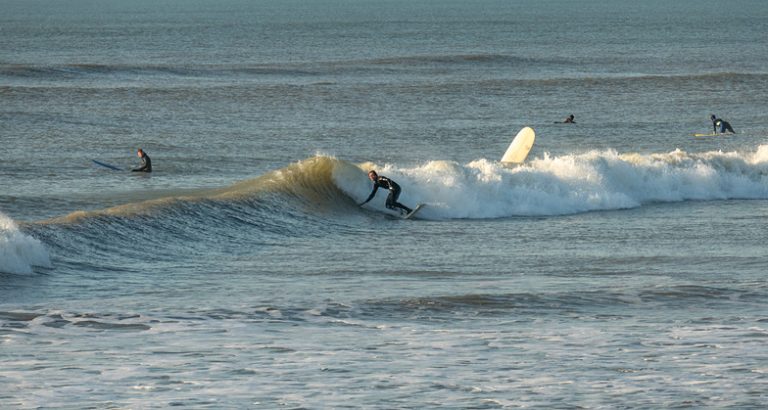 Wijkaan Zee Noordpier surfer