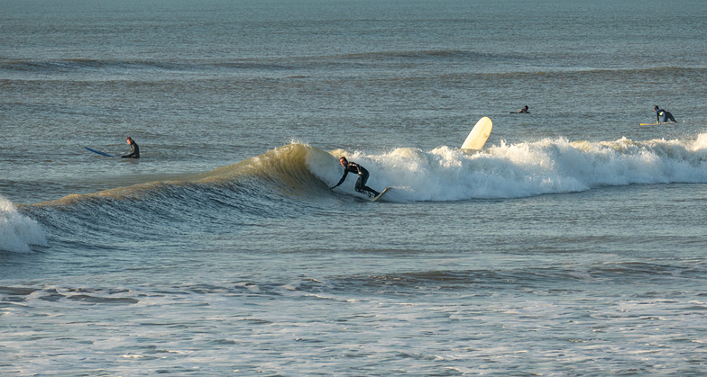 Wijkaan Zee Noordpier surfer