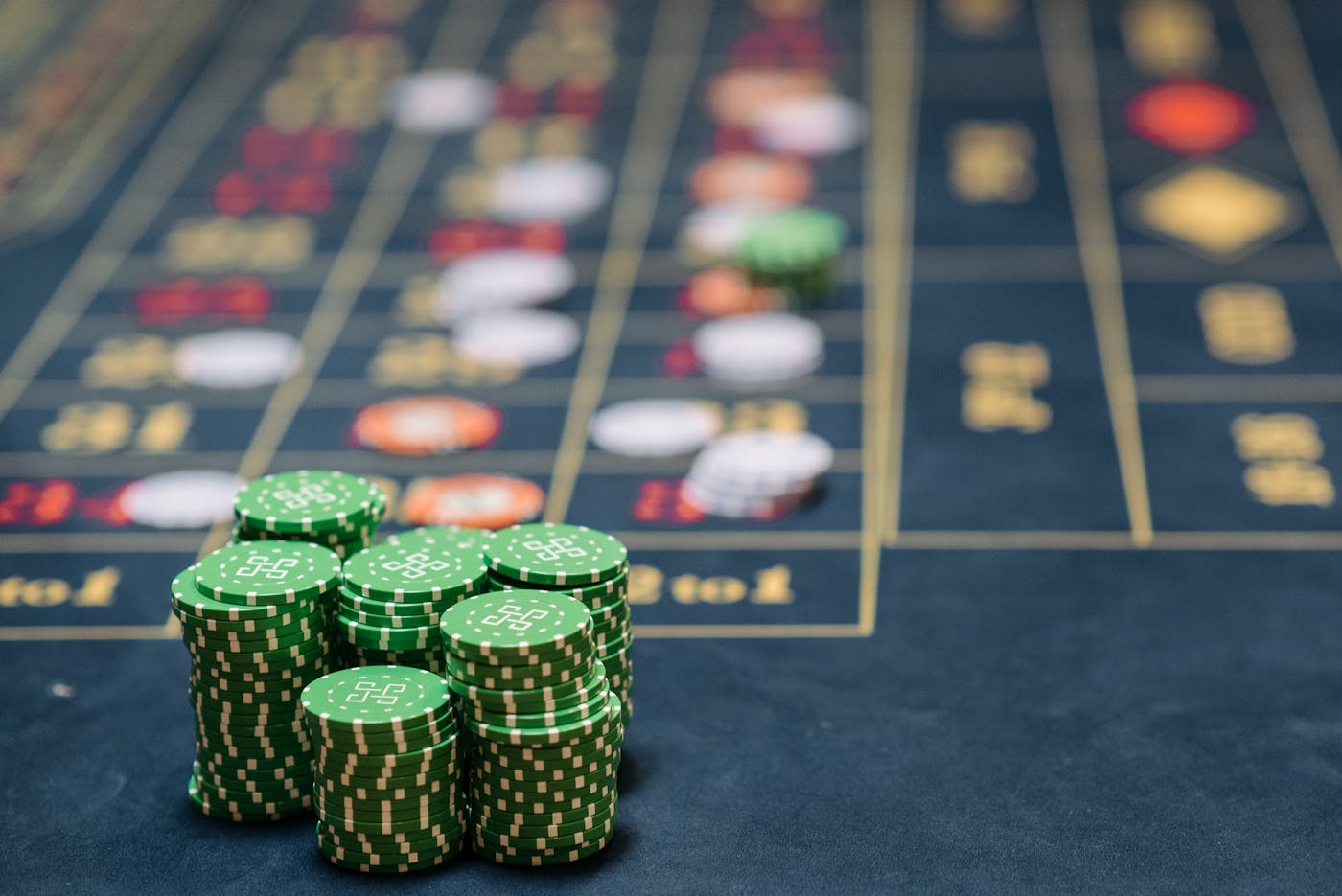 Stapel casino chips op een speltafel symboliseert betrouwbare aanbieder