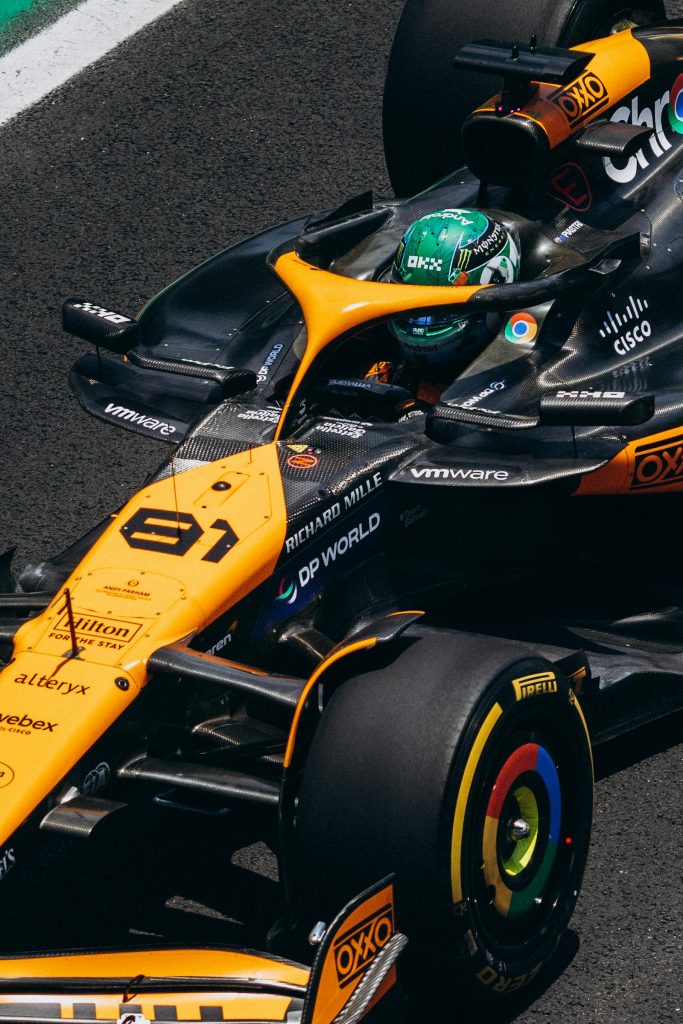 Formule 1 raceauto in close-up op het circuit — illustratie van wedden op F1 in Nederland