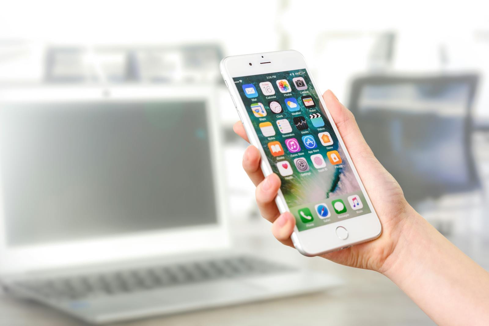 Smartphone met bank-app voor casino betaling via telefoonrekening