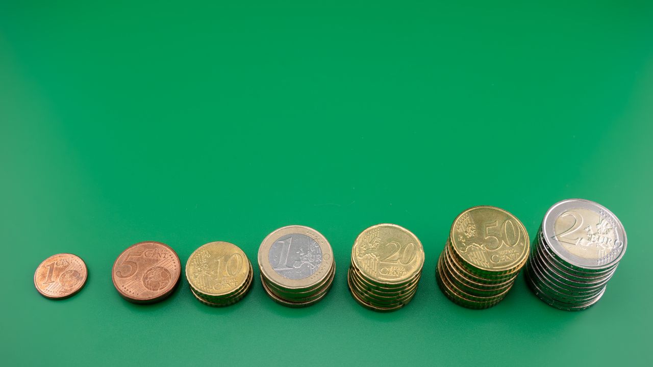 Stapels euro-munten oplopend van 1 cent tot 2 euro op groene tafel – minimum storting 5 euro casino