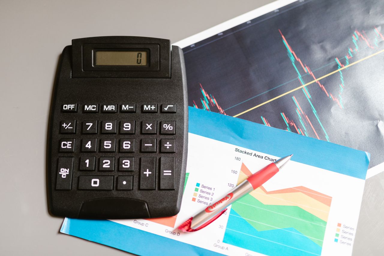 Calculator naast financiële grafieken – marges wiskunde bij bookmakers