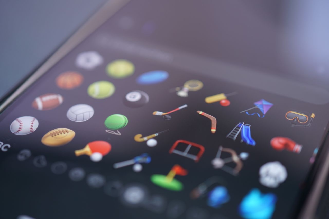 Smartphone met sport-emoji keyboard – multi-sport bookmaker coverage NL
