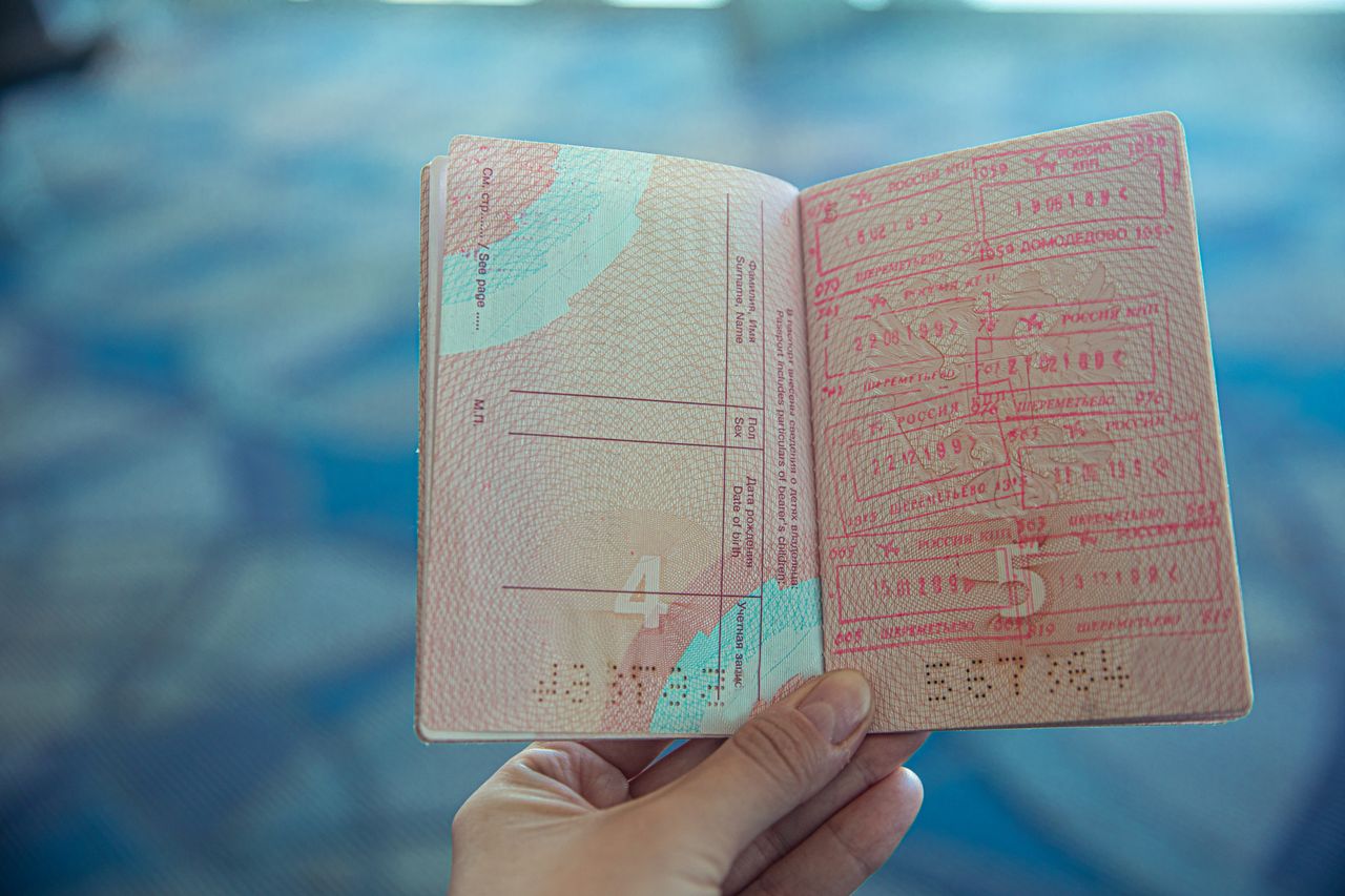 Open paspoort met internationale stempels – verificatie en KYC bij buitenlandse casinos