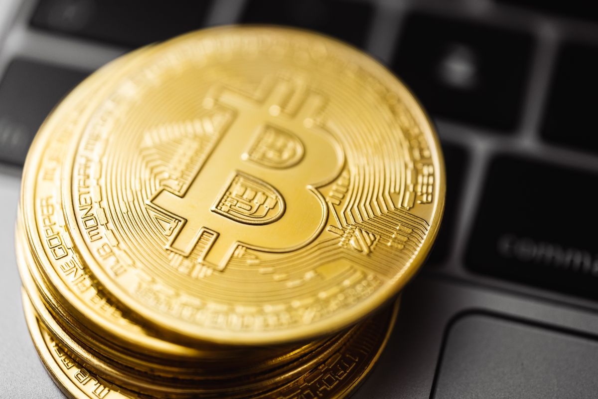 Bitcoin coins gestapeld op laptop keyboard voor offshore crypto casino storting Nederland