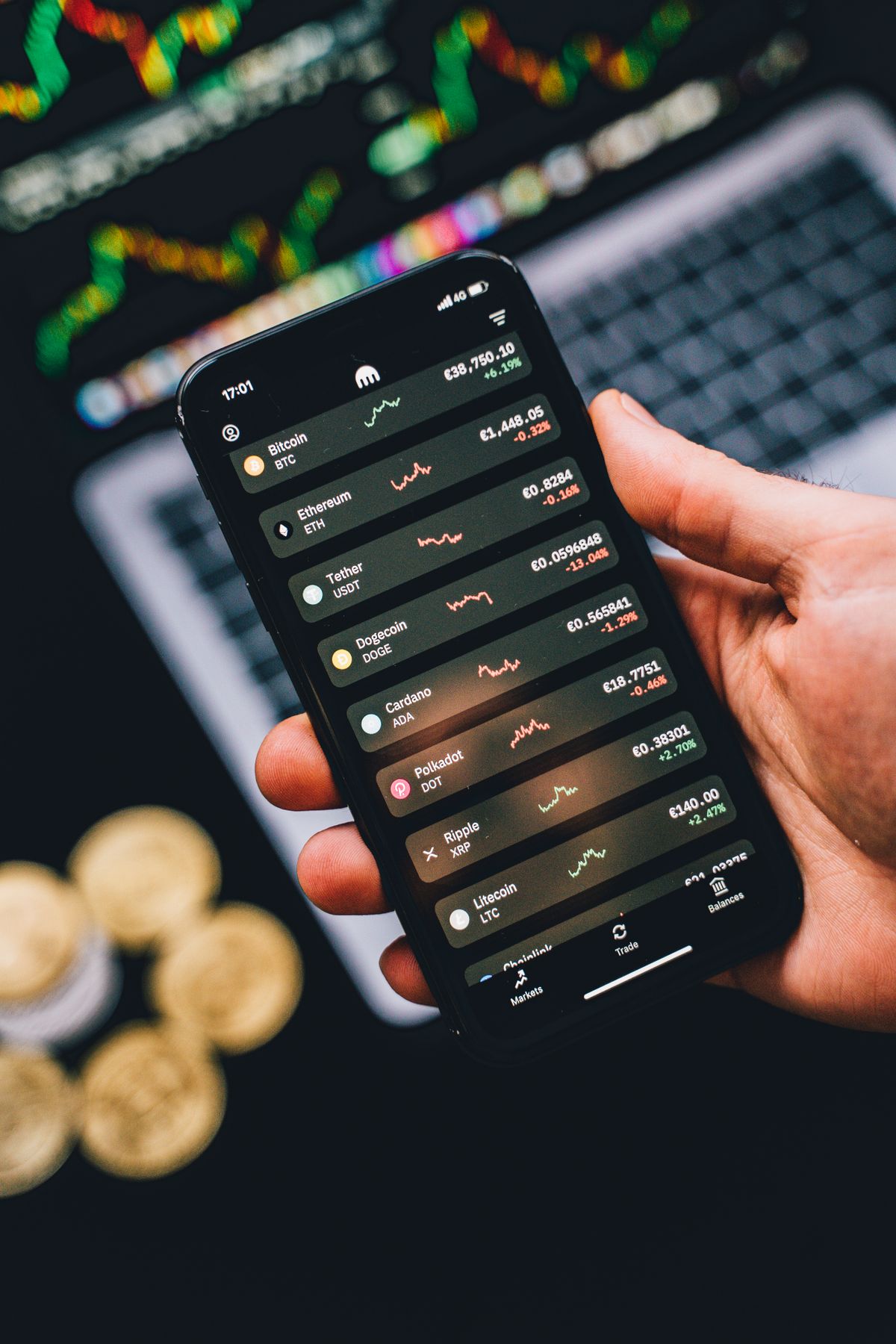 Crypto wallet portfolio smartphone toont Bitcoin Ethereum USDT voor offshore casino-storting