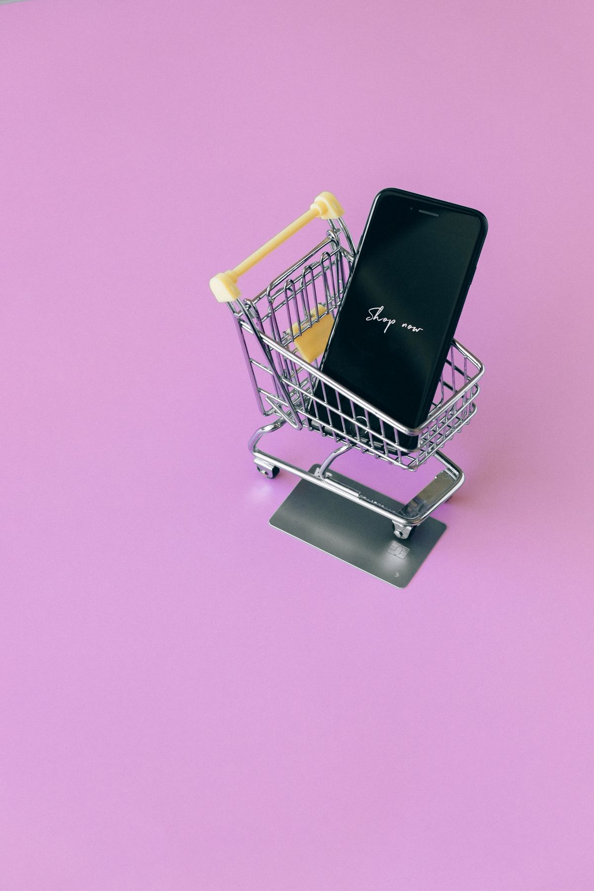 Mini shopping cart met smartphone als symbool voor BNPL achteraf betalen Klarna casino Nederland