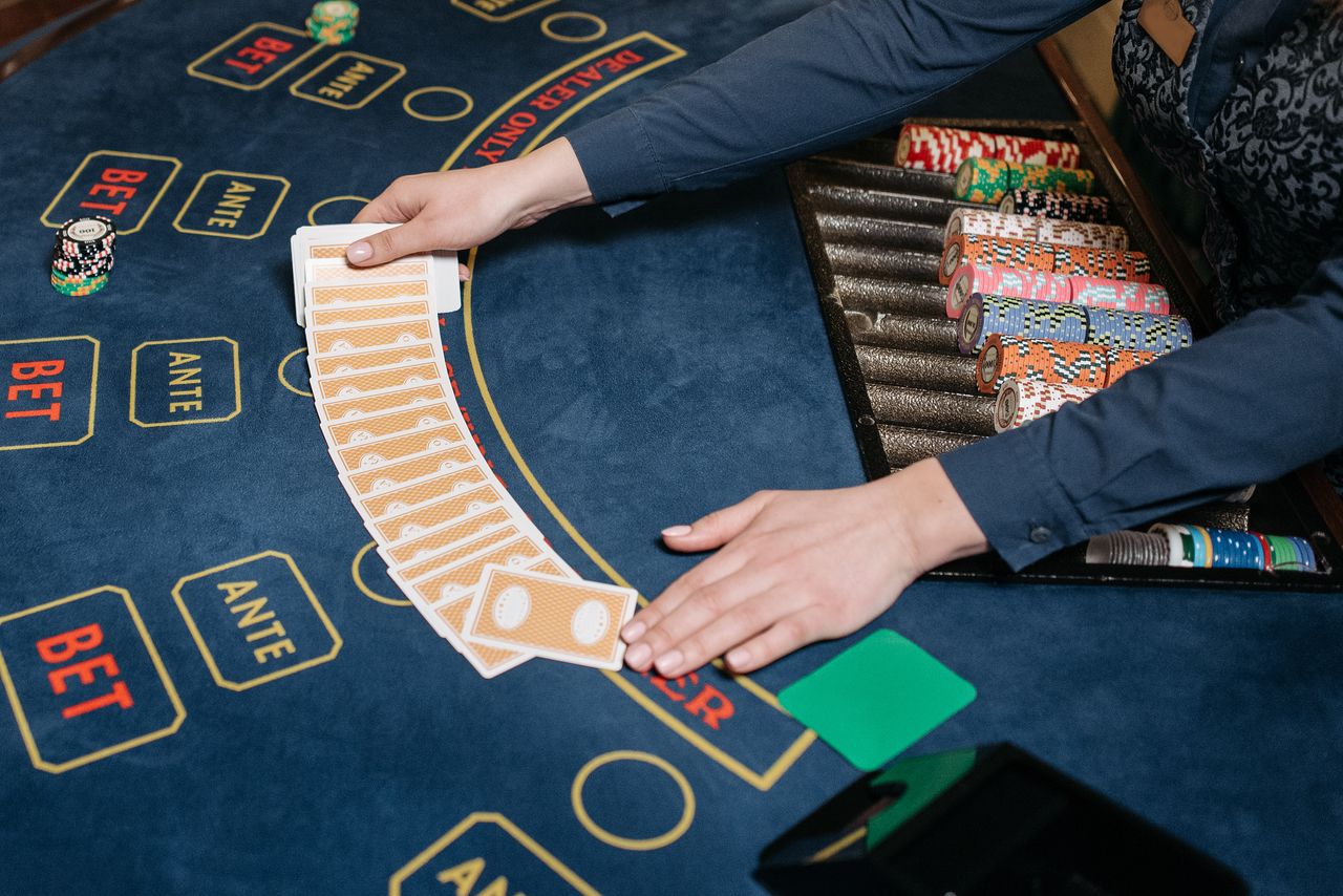 Casino dealer spreidt kaarten op blackjack tafel – live blackjack basisstrategie