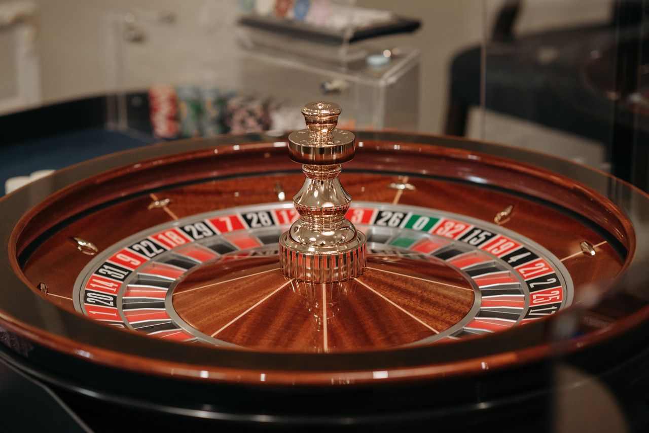 Klassieke roulette cilinder met groene nul – Europese live roulette in casino studio