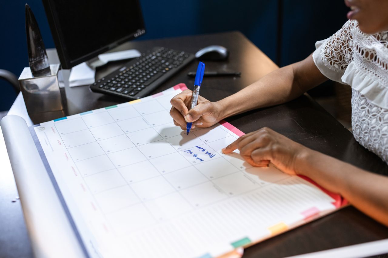 Hand schrijft datum op kalender – KSA-vergunningen tijdlijn nieuwe casinos sinds 2021