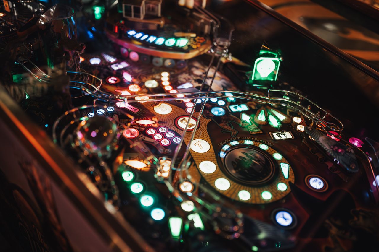 Kleurrijke pinball-machine met verlichte pinnen – visuele referentie voor Plinko bal-stuit-mechaniek